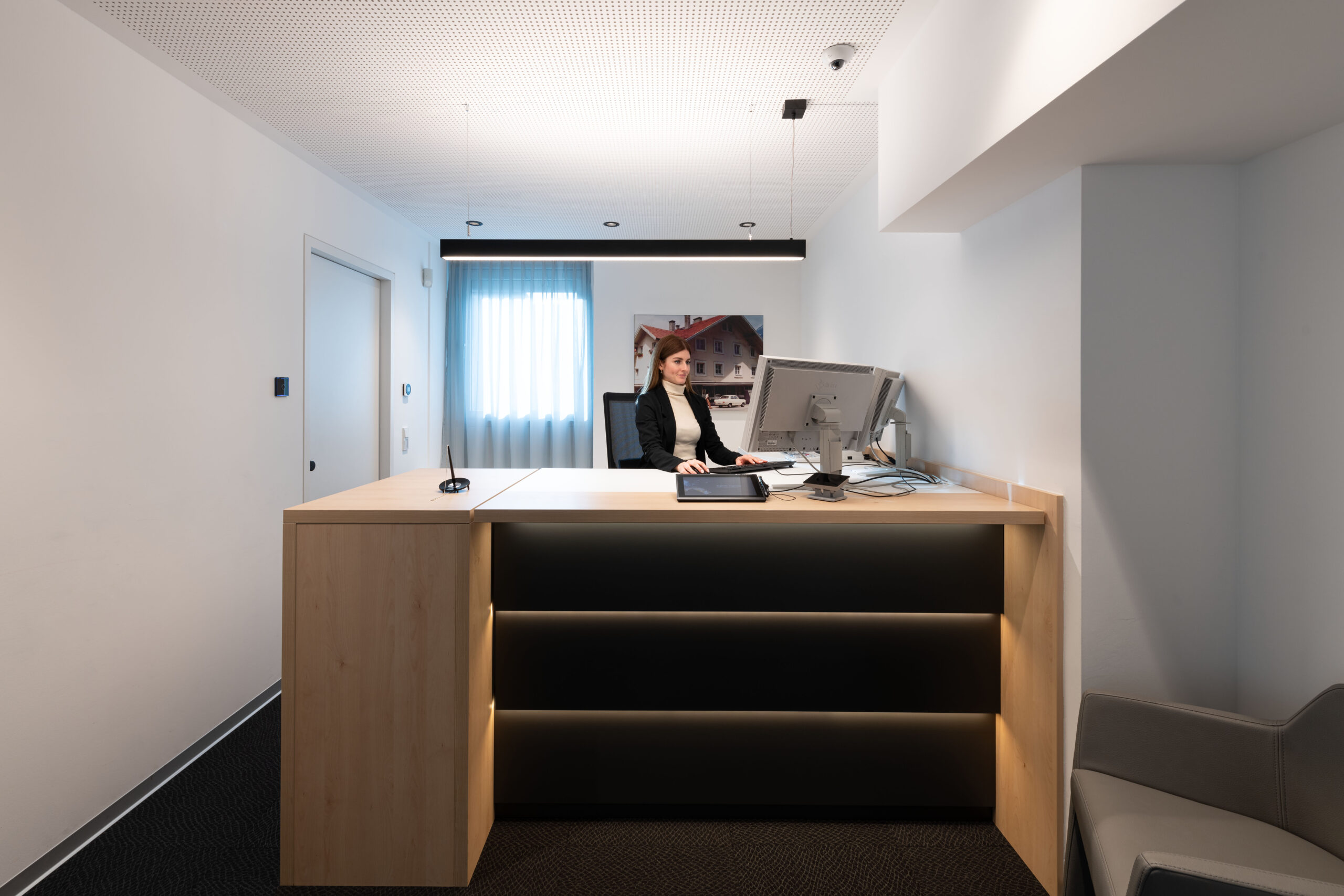 Service informativo e consulente al computer presso la sede della Raiffeisen Regionalbank Schwaz-Wattens.